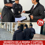 Momento de la reseña y captura del alcalde de Villa de Leyva Víctor Gamboa por agentes del CTI.
